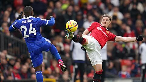 Nampalys Mendy (l) von Leicester City in Aktion gegen Marcel Sabitzer von Manchester United.