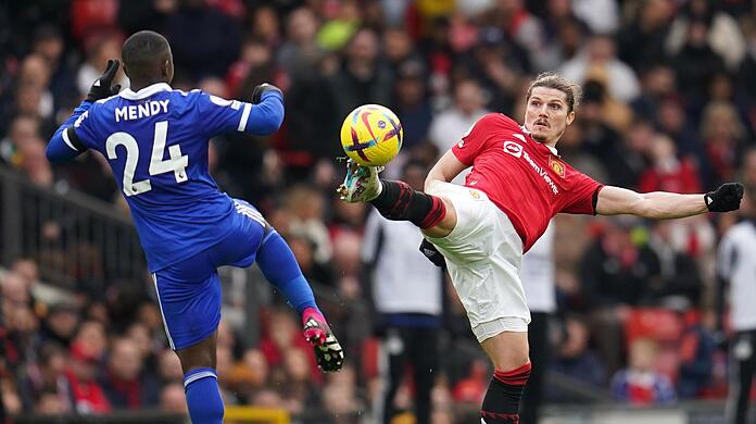 Nampalys Mendy (l) von Leicester City in Aktion gegen Marcel Sabitzer von Manchester United.