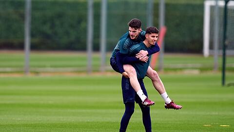 Declan Rice und Kai Havertz sind vom FC Arsenal während einer Trainingseinheit im Sobha Realty Training Centre.
