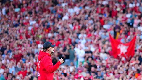 Jürgen Klopp verabschiedet sich nach dem Spiel von den Fans.