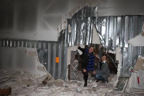 Ist das ihr Durchbruch? Kerstin Polzin und Anja Schoeller an einem Loch, das auch von Gordon Matta Clark stammen könnte.