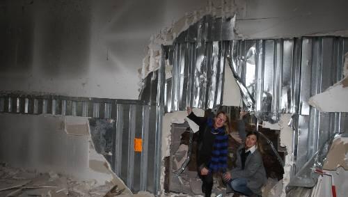 Ist das ihr Durchbruch? Kerstin Polzin und Anja Schoeller an einem Loch, das auch von Gordon Matta Clark stammen könnte. Ist das ihr Durchbruch? Kerstin Polzin und Anja Schoeller an einem Loch, das auch von Gordon Matta Clark stammen könnte.