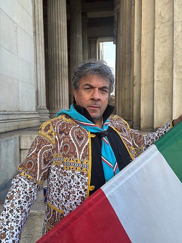 Majid Mahimi (60), Mitorganisator der Demo: "Jetzt ist die Zeit, dass das Regime der Islamischen Republik endlich vernichtet wird."