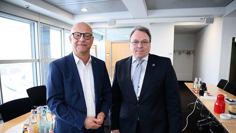 F&uuml;r die Bahn verhandelt Konzernpersonalvorstand Martin Seiler (links), f&uuml;r die GDL der Gewerkschaftsvorsitzende Mario Rei&szlig;.