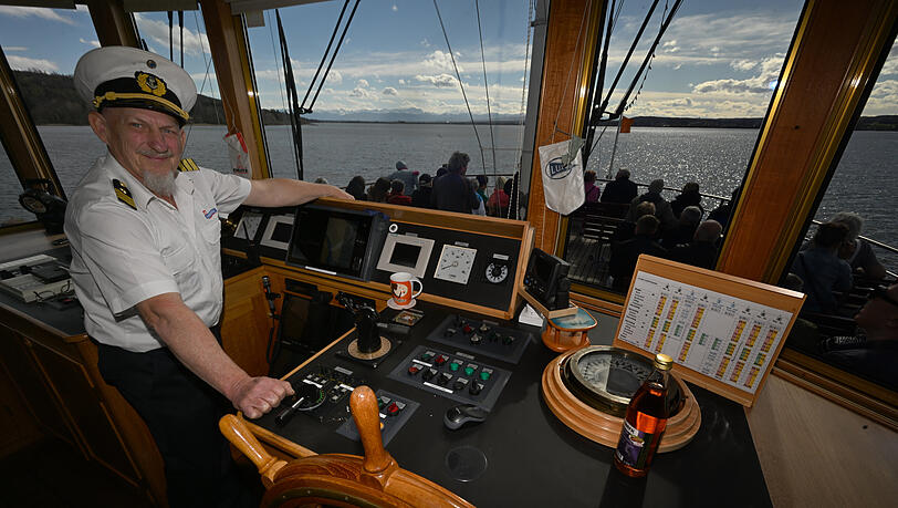 Seit fast vier Jahrzehnten ist Helmut Diller auf dem Ammersee unterwegs. Das Foto zeigt ihn beim Saisonstart vor zwei Jahren. Am Ostersonntag geht es wieder los.