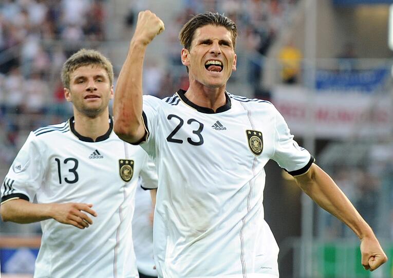 Mario Gomez (R) und Thomas Mueller: Torjubel nach dem 1:0 gegen Uruguay.