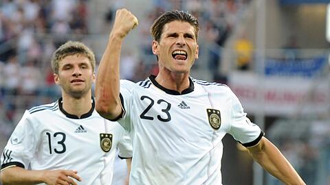 Mario Gomez (R) und Thomas Mueller: Torjubel nach dem 1:0 gegen Uruguay.