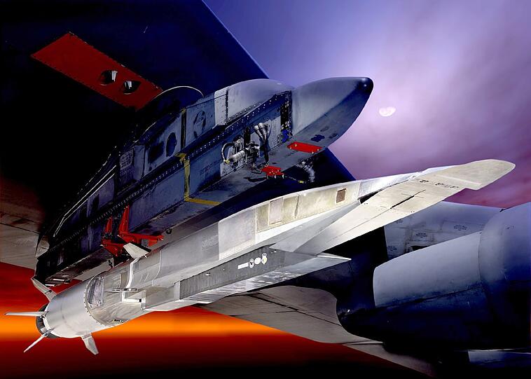 Der Hyperschalljet X-51A Waverider
(Wellenreiter), der gemeinsam mit der Flugzeughersteller Boeing
entwickelt wurde, soll den Planungen zufolge zumindest wenige Minuten
lang auf eine Geschwindigkeit von 7000 Kilometer pro Stunde kommen -
damit wäre London von New York in rund einer Stunde zu erreichen.
