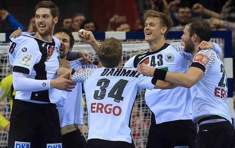 Ausgelassen feiern die deutschen Handballer am Sonntagabend ihren EM-Titel in Krakau. Die Bilder.