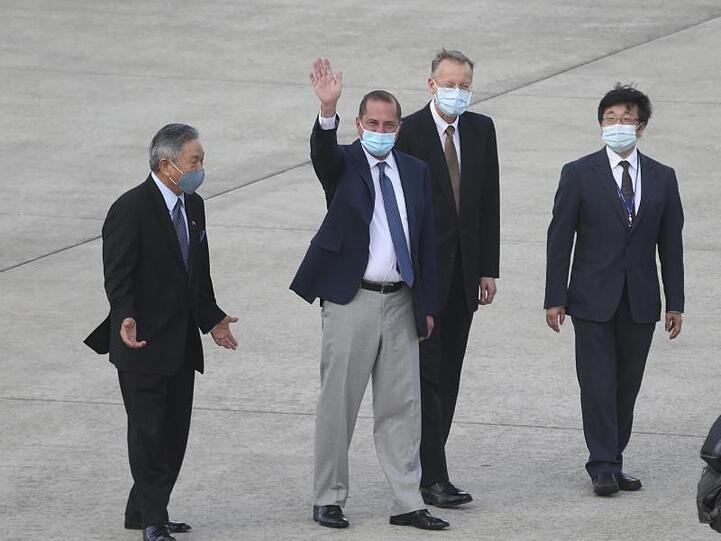 US-Gesundheitsminister Alex Azar winkt nach seiner Ankunft in Taipei Jornalisten zu.
