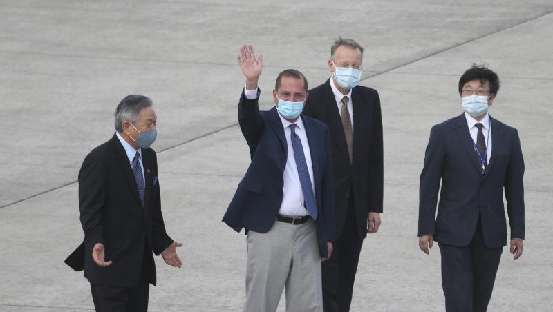 US-Gesundheitsminister Alex Azar winkt nach seiner Ankunft in Taipei Jornalisten zu. US-Gesundheitsminister Alex Azar winkt nach seiner Ankunft in Taipei Jornalisten zu.