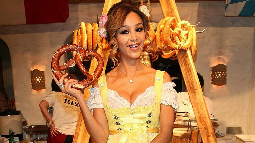 Verona Pooth im Couture-Dirndl von Kathie Rezalou.
