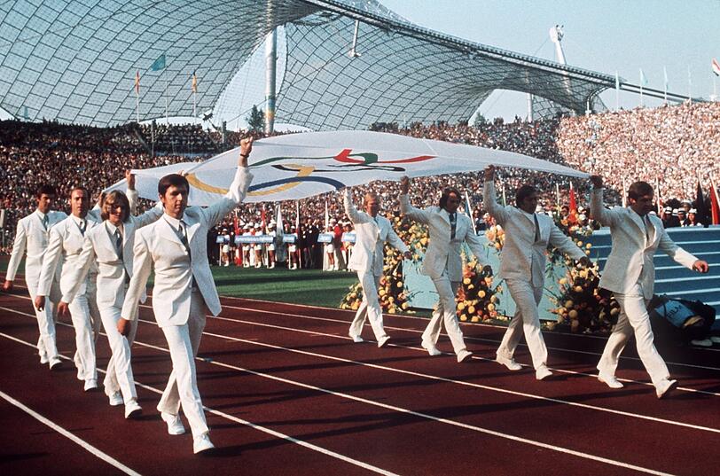 26. August 1972: Der deutsche Gold-Achter von 1968 trägt bei der Eröffnungsfeier der Spiele die Olympia-Fahne ins Olympiastadion.