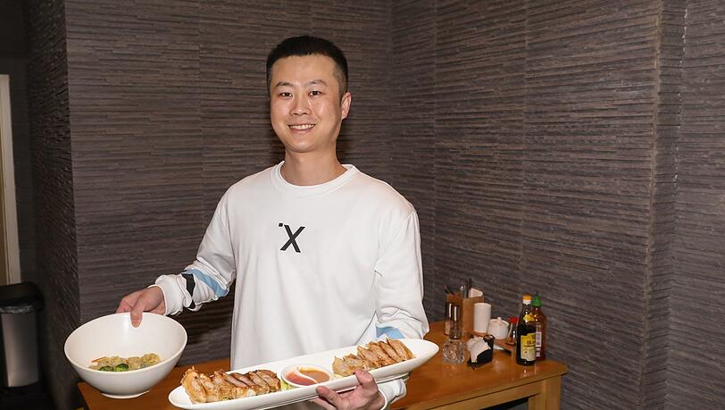 Eine Wan-Tan-Suppe oder doch lieber die gedünstete und gebratene Gyoza-Palette? Jinglong Li macht's einem nicht einfach. Eine Wan-Tan-Suppe oder doch lieber die gedünstete und gebratene Gyoza-Palette? Jinglong Li macht's einem nicht einfach.