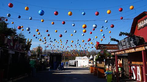 Das Tollwood-Winterfestival bietet erneut eine Fülle an kreativen, weihnachtlichen und kulinarischen Angeboten. Am Montag laufen die letzten Vorbereitungen, bevor die Tore am Dienstag um 14 Uhr geöffnet werden.