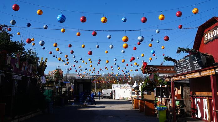 Das Tollwood-Winterfestival bietet erneut eine Fülle an kreativen, weihnachtlichen und kulinarischen Angeboten. Am Montag laufen die letzten Vorbereitungen, bevor die Tore am Dienstag um 14 Uhr geöffnet werden.