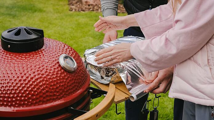 Von Plastikflaschen bis Alufolie: Beim Grillen entsteht viel Müll. Von Plastikflaschen bis Alufolie: Beim Grillen entsteht viel Müll.