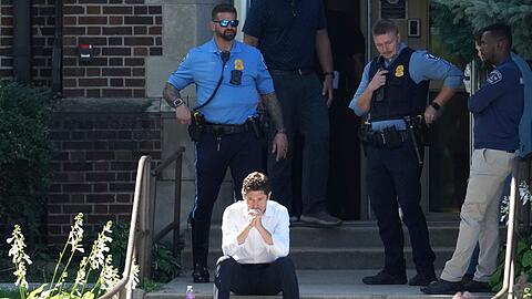 "Diese Familien leiden unermessliche Schmerzen" - sagte der Bürgermeister von Minneapolis, Jacob Frey, nach den tödlichen Schüssen während eines Schulgottesdienstes.
