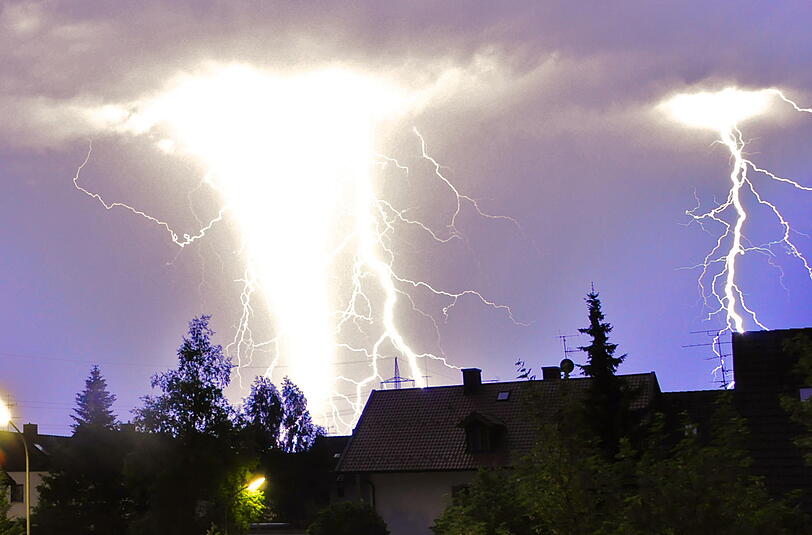 Spektakuläre Blitze beim heftigen Unwetter in Heimstetten. Die Bilder