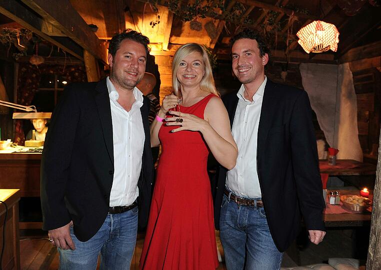 Fußballer Hendrick Ernst mit Schauspielerin Michaela Merten und Geschäftsführer Moritz Thisen im Park Café beim Hüttenzauber mit PEARLfection.