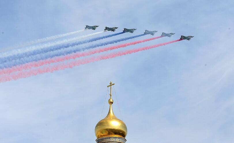 Auf dem Roten Platz in Moskau hat die größte Militärparade der russischen Geschichte begonnen. Zum 70. Jahrestag des Sieges der Sowjetunion über Hitlerdeutschland nahm Kremlchef Wladimir Putin die pompöse Waffenschau ab.