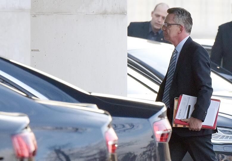 Innenminister Thomas de Maiziere geht zum Koalitionsspitzentreffens zur Asylpolitik in das Bundeskanzleramt in Berlin.