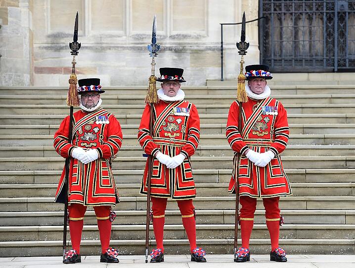 Die Queen feiert den Gründonnerstag mit einer Militärparade und dem traditionellen "Gründonnerstags-Geld". Klicken Sie sich durch die Bilder.