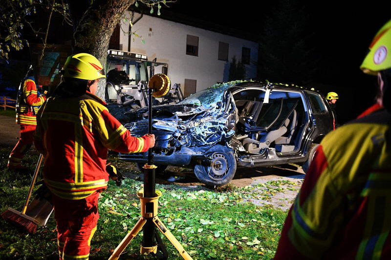 Der junge Autofahrer kam von der Straße ab und prallte gegen eine Baum.