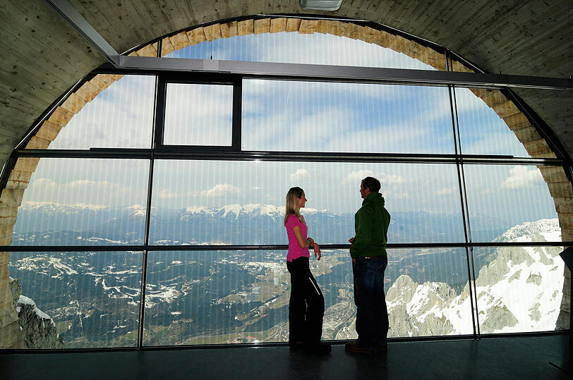 Ausblick aus dem überdimensionalen Fernrohr an der Karwendelbahn bei Mittenwald.