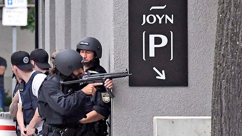 Die Polizei war am Freitagabend an der Rosenheimer Straße/Ecke Anzinger Straße mit einem Großaufgebot im Einsatz.