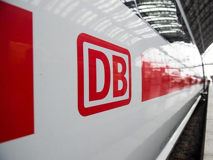 Das Logo der Deutschen Bahn ist auf einem ICE zu sehen. Foto: Silas Stein/dpa/Archivbild