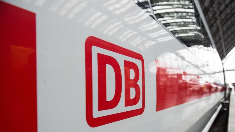 Das Logo der Deutschen Bahn ist auf einem ICE zu sehen. Foto: Silas Stein/dpa/Archivbild Das Logo der Deutschen Bahn ist auf einem ICE zu sehen. Foto: Silas Stein/dpa/Archivbild