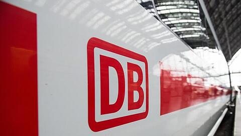 Das Logo der Deutschen Bahn ist auf einem ICE zu sehen. Foto: Silas Stein/dpa/Archivbild