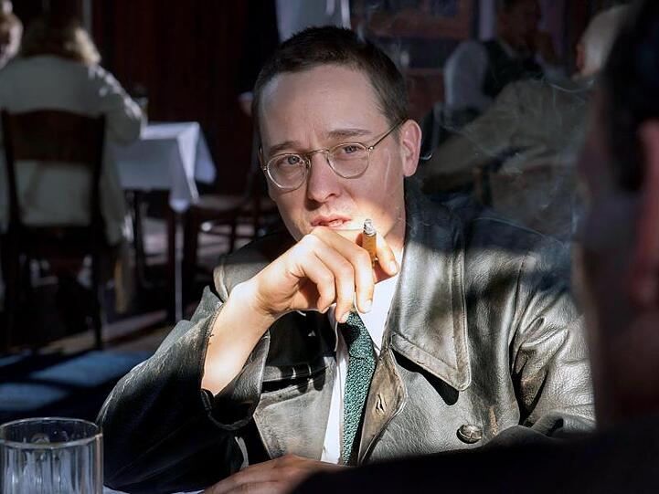 Tom Schilling als Bertolt Brecht im Dokudrama "Brecht".