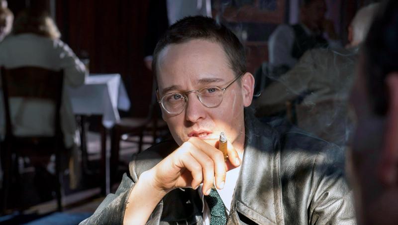 Tom Schilling als Bertolt Brecht im Dokudrama "Brecht". Tom Schilling als Bertolt Brecht im Dokudrama "Brecht".