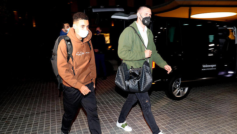 Süle und Musiala (l.) bei der Ankunft im Team-Hotel im Wolfsburg, direkt danach wurde die Bayern-Gruppe isoliert. Süle und Musiala (l.) bei der Ankunft im Team-Hotel im Wolfsburg, direkt danach wurde die Bayern-Gruppe isoliert.