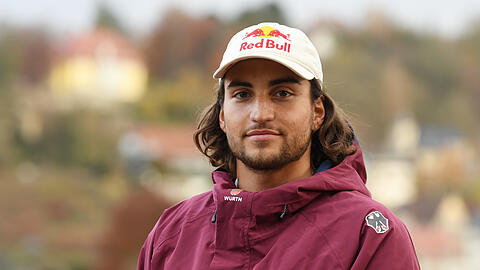 Der deutsche Snowboarder Leon Vockensperger blickt nach der Pressekonferenz von Snowboard Germany in die Kamera.