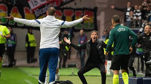 Frankfurts Trainer Oliver Glasner (M) reagiert auf ein Foul an Jesper Lindström (unten) vor Igor Tudor, Trainer von Olympique Marseille.