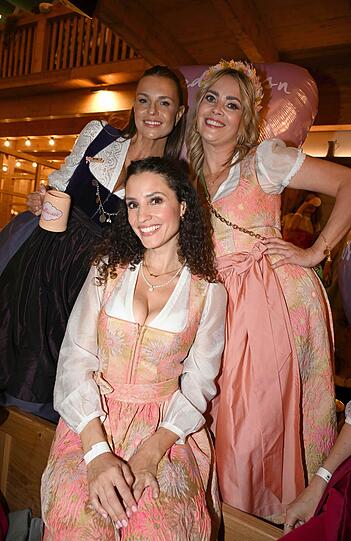 Laura Wontorra, Laura Osswald und Nadine Menz fühlten sich sichtlich wohl in der feschen Tracht.