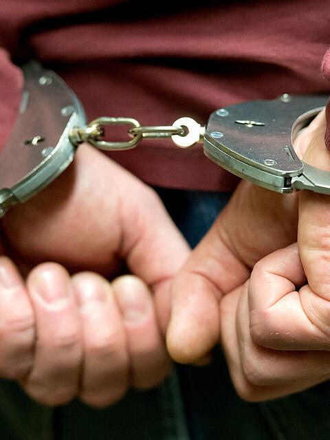 F&uuml;nf Verd&auml;chtige sind von der Polizei festgenommen worden. Drei von ihnen sitzen in Untersuchungshaft, zwei M&auml;nner sind frei. (Symbolbild)