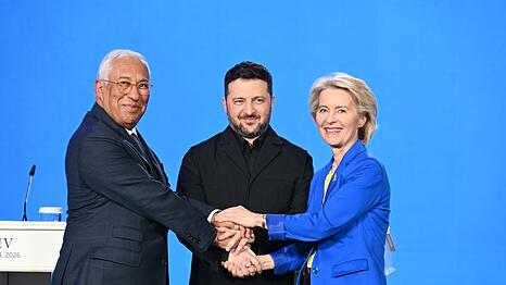 Ukraines Pr&auml;sident Selenskyj (M.) kann zufrieden sein: die EU-Verhandlungen mit seinem Land k&ouml;nnen in eine substanzielle Phase eintreten. (Archivbild)