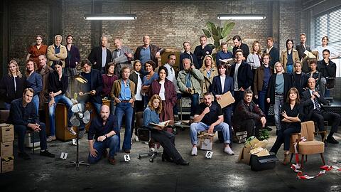 Erstmals sind alle Ermittlerinnen und Ermittler aus "Tatort" und "Polizeiruf 110" auf einem Bild zu sehen, nur Ulrich Tukur und Felix V&ouml;rtler fehlen.