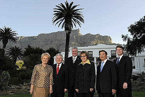 Die Ministerin fuer internationale Beziehungen von Quebec (Kanada), Monique Gagnon-Tremblay (v.l.), der Landeshauptmann von Oberoesterreich, Josef Puehringer, der bayerische Ministerpraesident Horst Seehofer (CSU), die Premierministerin von Westkap (Suedafrika), Helen Zille, der Gouverneur von Shandong (China), Jiang Daming, und der Koordinator der Regierungsarbeit von Georgia (USA), Trey Childress
