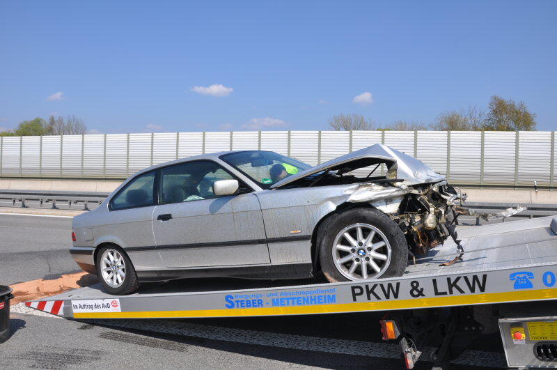 Der BMW-Fahrer, der seinen Wagen in die Leitplanke lenkte, wurde verletzt ins Krankenhaus gebracht.