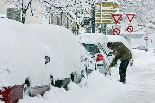Aber nicht nur Deutschland leided unter den Schneemassen. Auch in Frankreich ist man am Scheiben-Freikratzen.