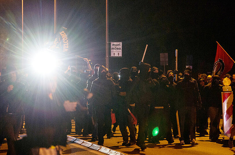Auch am dritten Tag nach der Ankunft der Flüchtlinge ist es nachts zu Krawallen gekommen. Am Sonntag musste die Polizei kämpfe zwischen rechten und linken Demonstranten beenden. Die Bilder aus Heidenau.