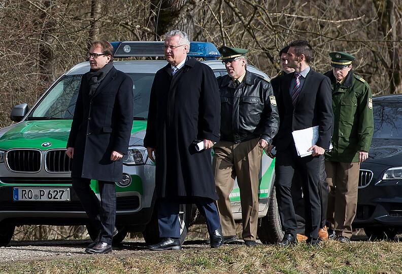 Der bayerische Innenminister Herrmann und Bundesverkehrsminister Alexander Dobrindt an der Unfallstelle.