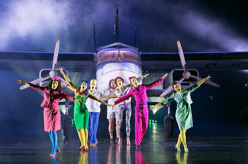 Abflug in die neue Existenz: Die Studierenden der Bayerischen Theaterakademie und eine alte Do 28 in der Oper &bdquo;Flight&ldquo;.