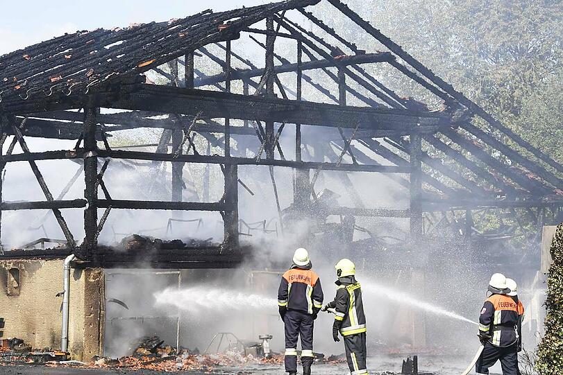 In Bruck brannte eine Lagerhalle bis auf die Grundmauern nieder, dabei explodierten auch zwei Gasflaschen.