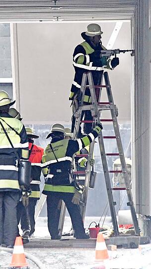 Nur zwölf Stunden nach dem ersten Brand, musste die Feuerwehr erneut zum Hotel in der Schwanthalerstraße ausrücken. Die Bilder vom Einsatz am Freitagmittag.